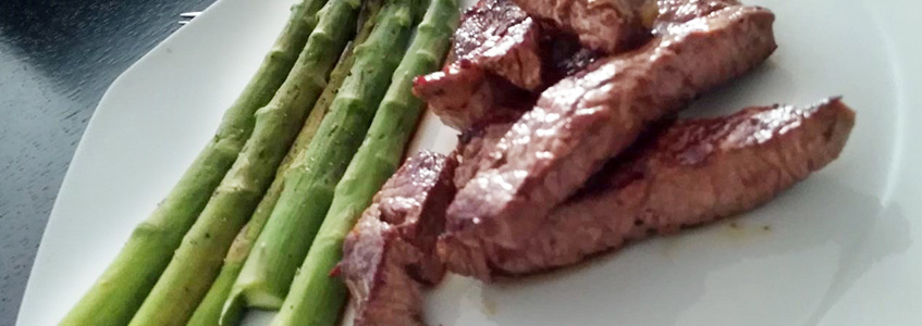 Carne de vită la grill cu sparanghel