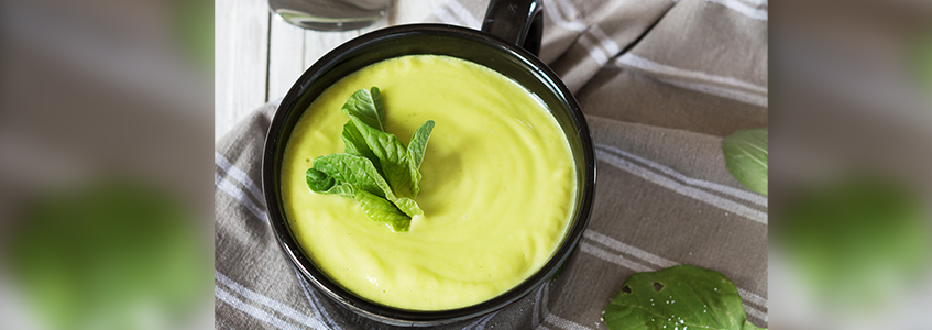 Supă de avocado și salată