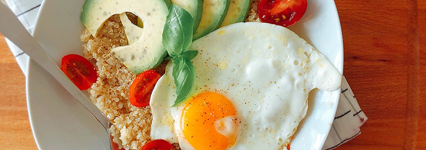 Quinoa cu ouă și avocado