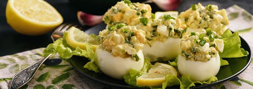 Ouă umplute cu pastă de lămâie și avocado