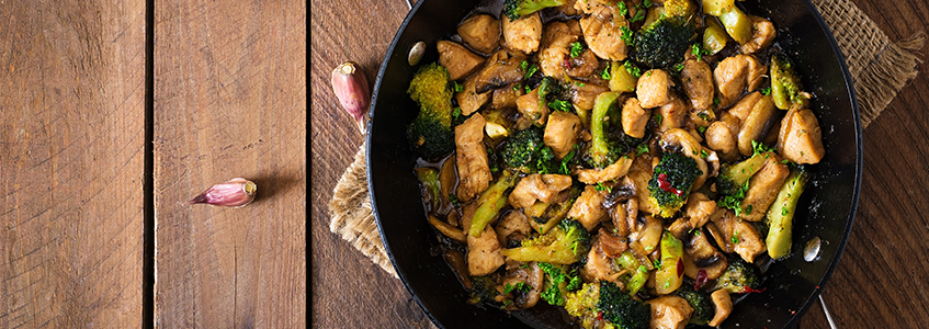 Pui stir-fry cu ciuperci și brocolli