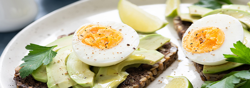 Toast cu ouă și avocado