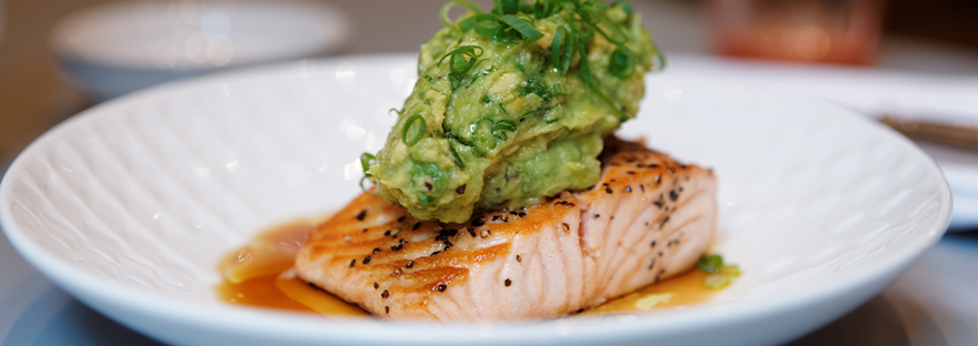 Somon cu guacamole