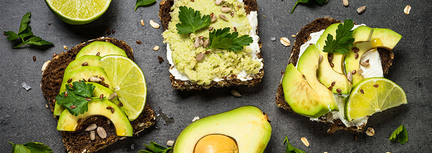 Sandwich cu avocado și iaurt