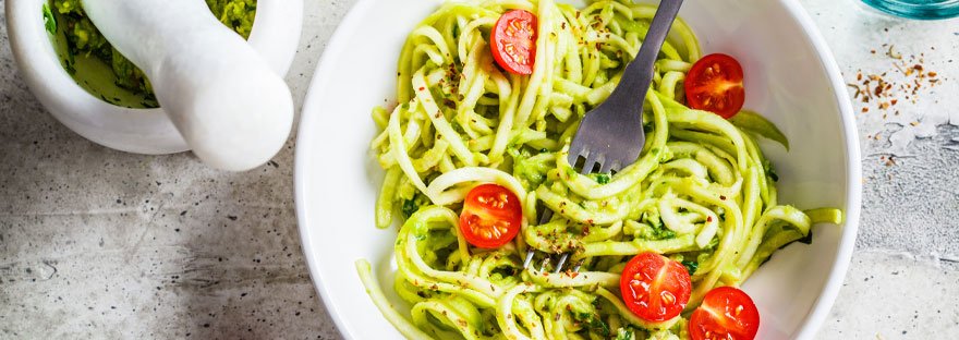 Zoodles cu nuci și pesto