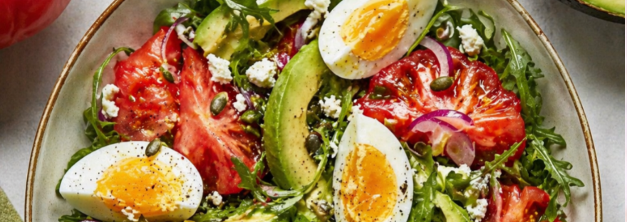Salată fresh cu roșii crețe, avocado & ou